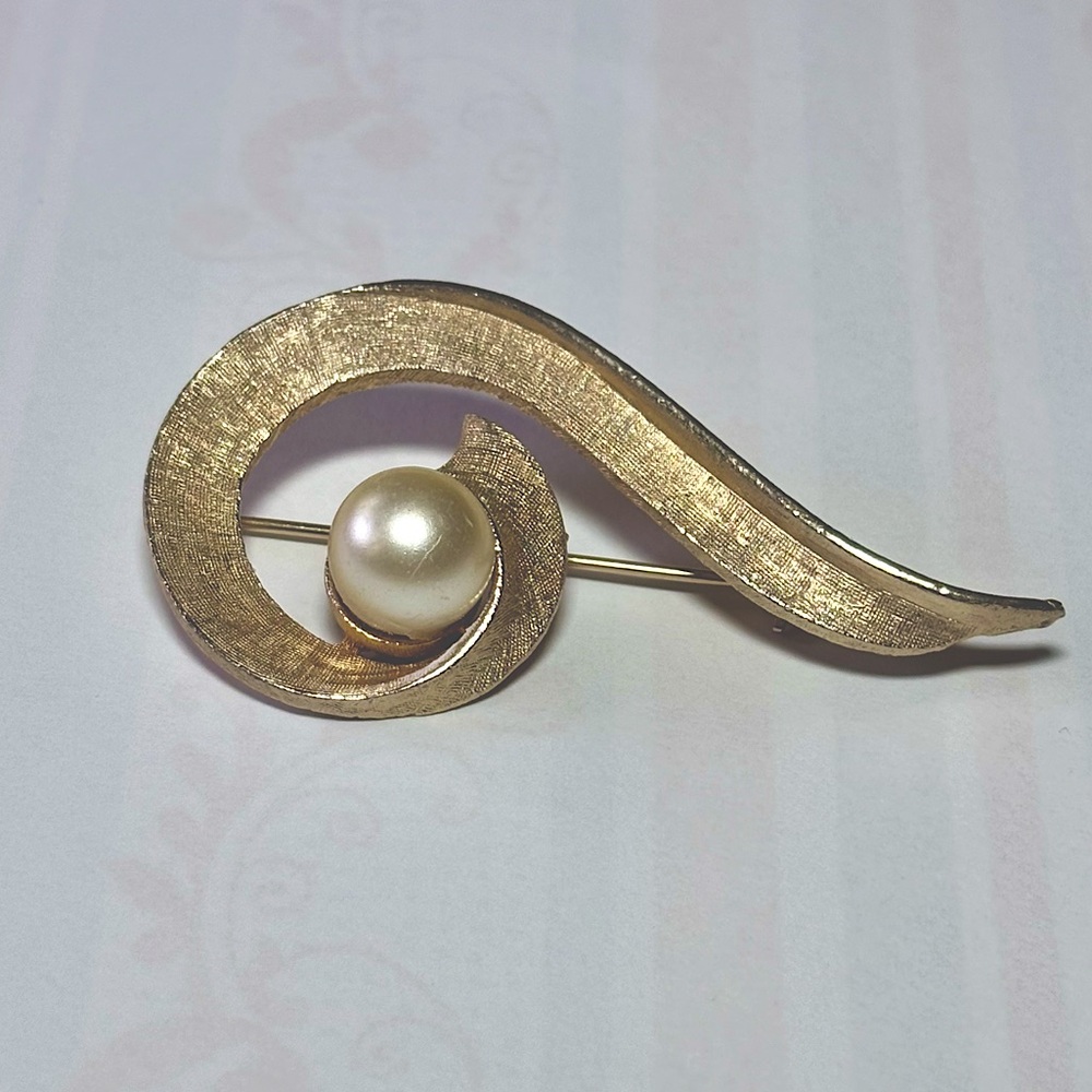 Vintage Coro Pegasus Faux Pearl Brooch!